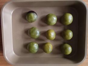 四、面皮摁成圆片包入馅料，虎口收紧封口。