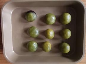 四、面皮摁成圆片包入馅料，虎口收紧封口。