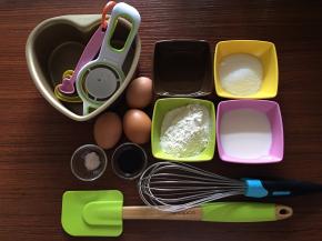 准备材料，低筋面粉提前过筛备用