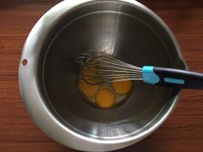 将2个蛋黄与全蛋液混合并搅拌均匀