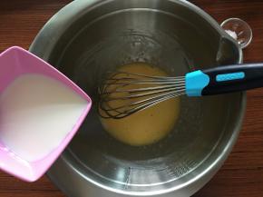 加入玉米油、牛奶、盐，再次搅拌均匀