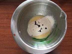 筛入低筋面粉，加入斑斓液，混合拌匀至无颗粒