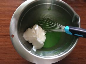 加入1/3分量的蛋白霜，用手动打蛋器翻拌均匀