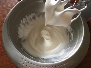 2个蛋白中分3次加入细砂糖打发至湿性发泡