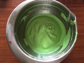 加入剩余的蛋白霜，换用刮刀翻拌均匀