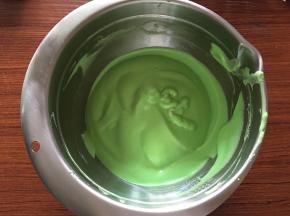 加入剩余的蛋白霜，换用刮刀翻拌均匀