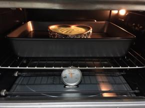 放入预热至150度的烤箱，上下火中层60分钟