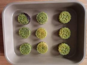 五、包好的月饼团放入月饼模具摁实，模具朝下推压出月饼。