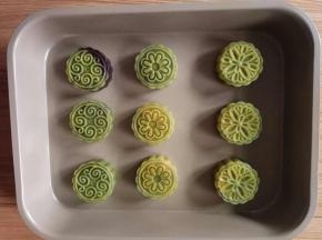 五、包好的月饼团放入月饼模具摁实，模具朝下推压出月饼。