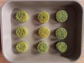 八、表面喷点一层水，防止面皮开裂。