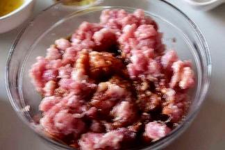 猪肉中加入盐、生抽和料酒，用筷子搅拌至肉馅起胶质