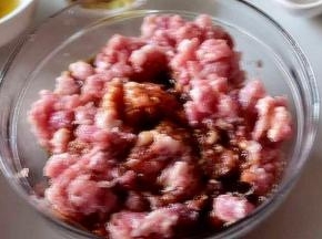 猪肉中加入盐、生抽和料酒，用筷子搅拌至肉馅起胶质