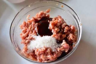 加入糖、黑胡椒、蚝油和老抽，边加边搅拌