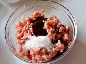 加入糖、黑胡椒、蚝油和老抽，边加边搅拌