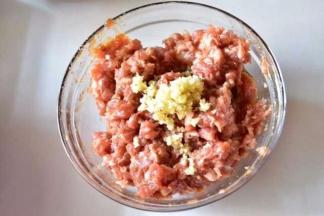 再加入姜泥和麻油，一直搅拌到肉馅可以粘成一整团