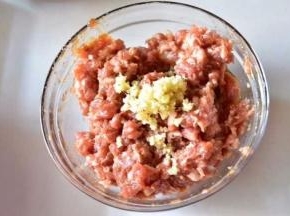 再加入姜泥和麻油，一直搅拌到肉馅可以粘成一整团