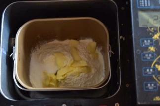 水油皮：面粉中加入黄油和糖混合，慢慢加入水，合成光滑的面团