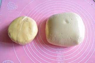 水油皮面团和油酥面团都用保鲜膜包起来，油酥放入冰箱，水油皮放在室温，一起醒面约20分钟