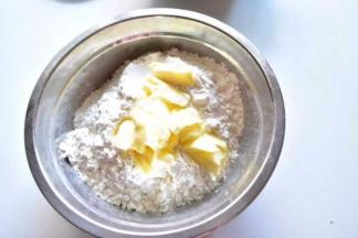 油酥：面粉和黄油混合，捏成柔软的面团