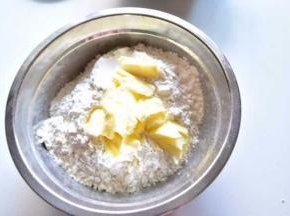 油酥：面粉和黄油混合，捏成柔软的面团