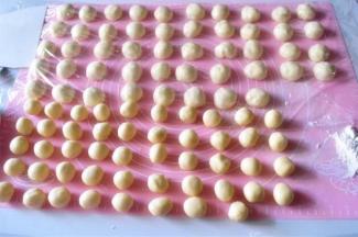 在揉面垫上撒点手粉，取出醒好的水油皮面团，搓成长条后切成48等分，分别滚圆
油酥面团从冰箱里取出来，也搓成长条后切成48等分，分别滚圆