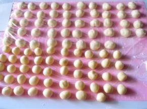 在揉面垫上撒点手粉，取出醒好的水油皮面团，搓成长条后切成48等分，分别滚圆
油酥面团从冰箱里取出来，也搓成长条后切成48等分，分别滚圆