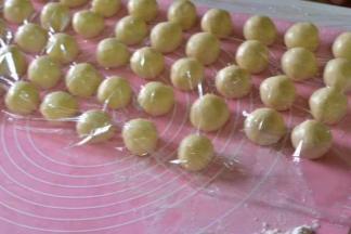 油酥都分别包入水油皮中，覆盖上保鲜膜再次醒面15分钟