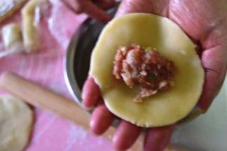 面片拿在手上，包入肉馅