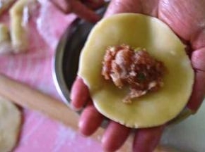 面片拿在手上，包入肉馅