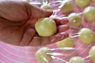 用一只手在面皮下面往上窝，用另一只手的虎口将肉馅收口