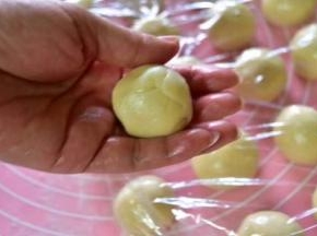用一只手在面皮下面往上窝，用另一只手的虎口将肉馅收口