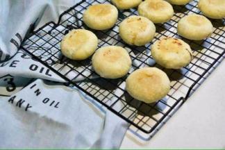 烤箱预热到200度，中层，180度烤10分钟，取出翻面，放回去再烤10分钟即可