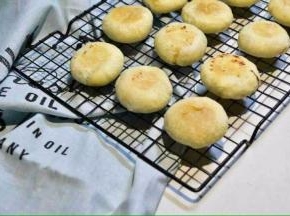 烤箱预热到200度，中层，180度烤10分钟，取出翻面，放回去再烤10分钟即可