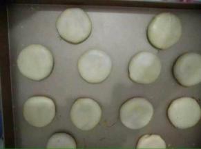 收口朝下，轻轻按扁，用手指轻轻按中心处，按了略有凹陷就做好了