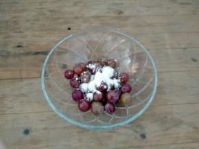 葡萄，面粉放入碗中，加入没过食材的清水拌匀，放个几分钟，再用清水洗净，备用。