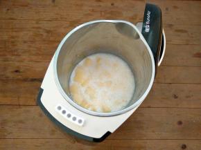 再加入纯牛奶至中位线。