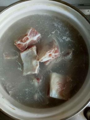 排骨洗净，漂去血水，焯水