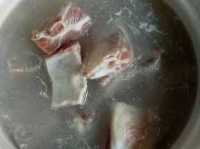 排骨洗净，漂去血水，焯水