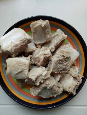 捞出排骨，用清水冲洗干净，备用
