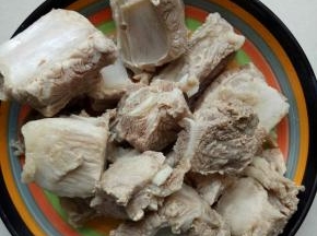 捞出排骨，用清水冲洗干净，备用