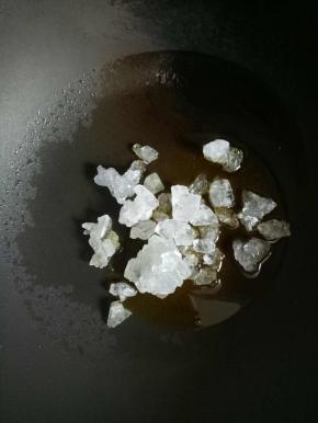 锅里倒入适量的食用油加热，加入冰糖，炒糖色