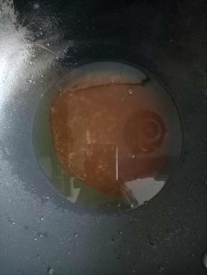 中小火，不断的翻炒，等冰糖全部融化，油锅冒出气泡，快冒烟即可（这个需要一点时间，慢慢熬出糖色，不能大火，容易焦糊）