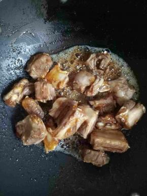 加入排骨不断翻炒，使每块排骨上都蘸上汤汁