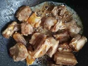 加入排骨不断翻炒，使每块排骨上都蘸上汤汁