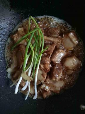 加入姜片，葱段继续炒香