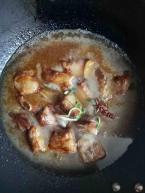 再加料酒2茶匙，生抽2茶匙，盐1小勺，八角2个，加入热水，水的多少基本淹没排骨即可，大火烧开，小火焖煮1小时左右