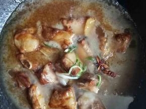 再加料酒2茶匙，生抽2茶匙，盐1小勺，八角2个，加入热水，水的多少基本淹没排骨即可，大火烧开，小火焖煮1小时左右