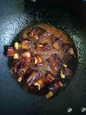 最后加入鸡精1小勺，大火收汁即可（收汁的时候要不断翻炒，让排骨均匀的裹上汤汁，既好看有光泽，也香）