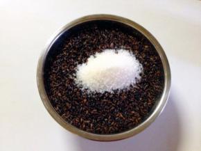 蒸煮好的血糯米饭拌入白砂糖和花生油