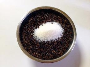 蒸煮好的血糯米饭拌入白砂糖和花生油